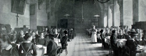 A Saint-Denis, maison d'éducation de la Légion d'honneur (1896)