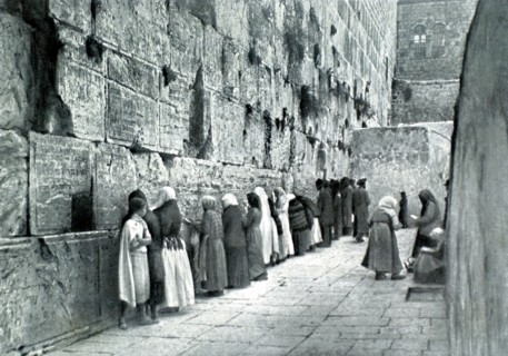 Les juifs de Jérusalem devant le mur des lamentations (1929)