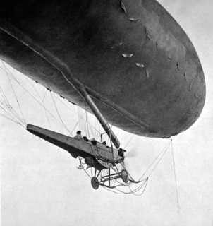Première Guerre Mondiale. Dirigeable vedette de la marine partant en reconnaissance (1917)