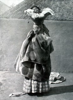 Promenade d'un bébé dans un village péruvien (1913)