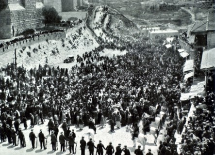 Pèlerinage arabe à "Nébi Moussa" (le prophète Moïse) passant sous les murs de Jérusalem (1930)