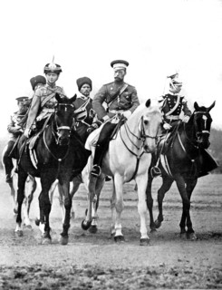 A Péterhof, Nicolas II en compagnie de ses filles, Olga, colonel des Hussards et Tatiana, colonel des Uhlans (1913)