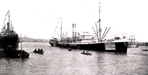 Arrivée à Bordeaux du premier cargo américain ayant forcé le blocus allemand : "L'Orléans" venant de New York (1917)