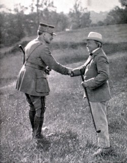 On the Hythe golfcourse, an encounter between Mr. Lloyd George and General Marshall (1920)