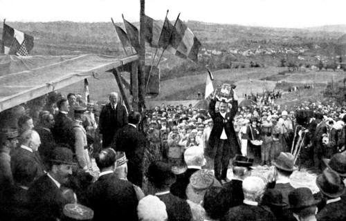 Remise de la croix de Légion d'honneur et de la croix de guerre à la ville de Château-Thierry (1920)
