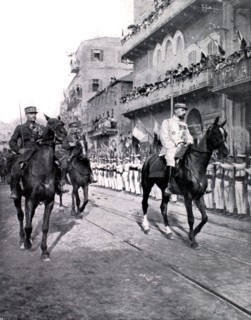 A Beyrouth, le général Gouraud, accompagné du général Goybet, passe devant une double haie de fusiliers marins (1920)