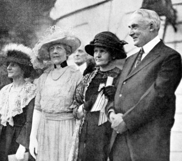 Marie Curie reçue par le président Harding à la Maison-Blanche, à Washington (1921)