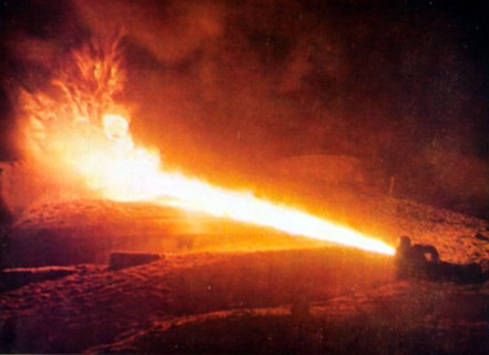 Dans la nuit, des soldats allemands attaquent au lance-flammes un abri betonné, in la revue "Signal" (1941)