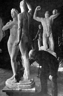 Le sculpteur allemand Georg Kolbe mettant la dernière main à une de ses sculptures "Mars et Vénus in la revue "Signal" (1941)