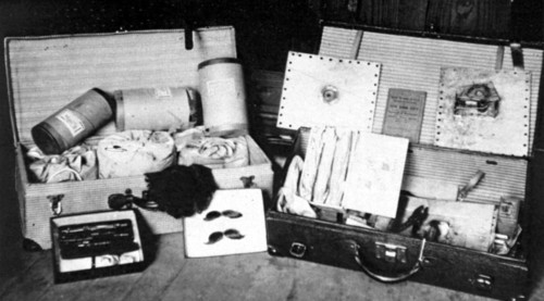Des terroristes allemands essaient de faire sauter des navires à New York. Leurs valises sont exposées après leur arrestation (1915)