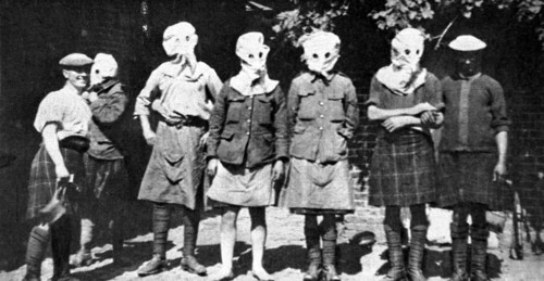 World War I. New equipment for British soldiers: Highlanders wearing masks (1915)