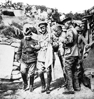 Sur le front des Dardanelles. Les yeux bandés , un officier turc quitte le quartier général de Gaba-Tépé conduit par un officier (1915)
