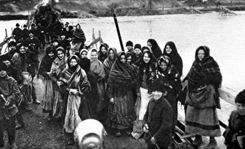 World War I. On the frozen Dniester, the Russians use women for the upkeep of the wooden bridges (1915)