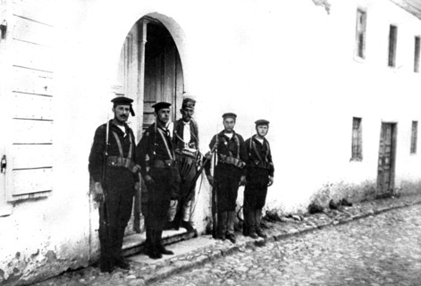World War I. In  Vallona, Italian sailors and a soldier of Essad Pasha on guard duty in front of staff headquarters (1915)