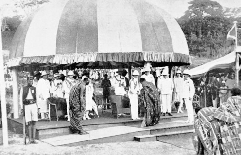 En Afrique Occidentale, le prince de Galles reçoit les hommages officiels des grands chefs indigènes (1925)