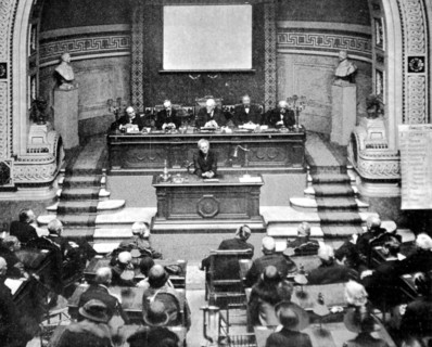 A l'académie de médecine, Marie Curie donne une conférence sur la radioactivité (1925)