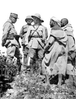 Guerre du Rif. Pendant le combat du 26 août 1925, deux émissaires des Oulai Haddou viennent se présenter devant le général Boichut (1925)