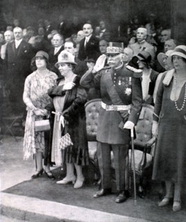 A Chantilly, le jour de l'inauguration de sa statue, le maréchal Joffre salue la foule qui l'acclame (1930)