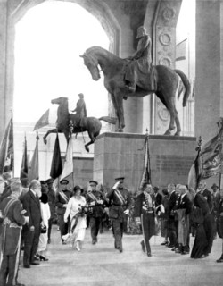Le roi Albert de Belgique et la reine Elisabeth à l'exposition d'Anvers (1930)