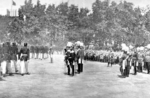 the 12th artillery regiment parading in front of Frederic August, King of Saxony, on the esplanade of Metz (June 23, 1905)