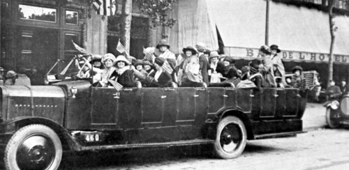 Paris. One of the coaches of the American female delegation 'Good Will' who came to help the areas devastated by World War I (August 1922)