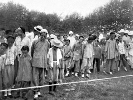 French soldiers teaching the Chinese how to play the "thread game", in Beijing (July 14, 1910)