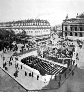 Construction du Métropolitain sur la place de l'Opéra à Paris (1903)