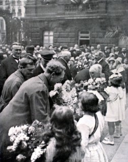 Visite du roi des Belges et du président de la République M. Millerand, aux fillettes des écoles en France (1921)