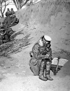 Général japonais étudiant sa carte, dans une tranchée à l'écart lors de la Bataille de Moukden (1er au 10 mars 1905)