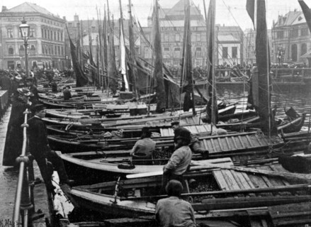 The potatoes market on the Hanse Quay in Bergen, the second largest city of Norway (1905)