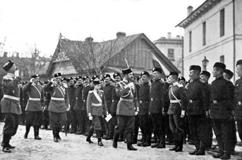 Nicolas II et le grand-duc Dimitri passent en revue le 2e régiment de tirailleurs (1905)