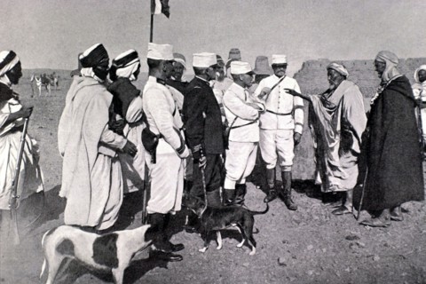 Le caïd d'Igli prêtant serment de soumission devant le colonel Bertrand, en Algérie (1900)
