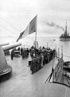 Sur la plage arrière du cuirassé "Bretagne", le ministre de la marine passe en revue les officiers et une partie de l'équipage du cuirassé naufragé "France" (1922)
