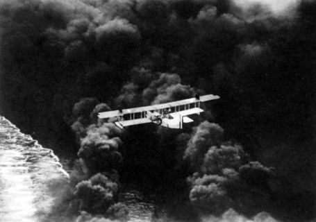 Hydravion en chasse sur une escadrille de destroyers qui se dérobent sous leurs fumées, aux Etats-Unis (1922).
