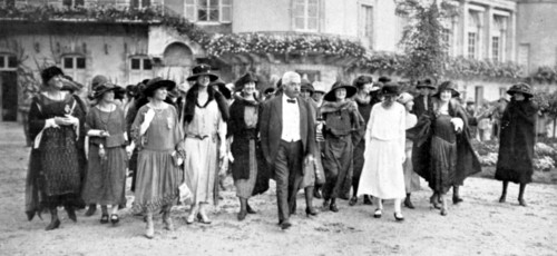 In the park of Rambouillet castle, Mr. Millerand with American ladies of the "Good Will Delegation" (1922)