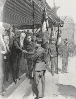 Révolte des Boxers.
Remise solennelle des drapeaux, par le président Loubet, au corps expéditionnaire de Chine, à Marseille (1900).