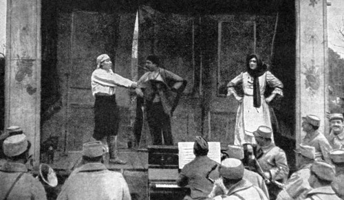 Première Guerre Mondiale. 
Les soldats assistent à une représentation théâtrale de plein air, in "Le pays de France" du 20 avril 1916.