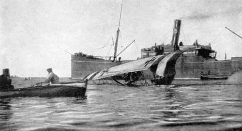 Première Guerre Mondiale.
Capture d'un hydravion italien à Vallona sur la côte albanaise (1916).