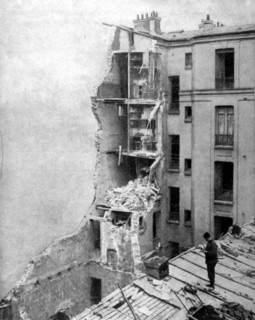 World War I.
In Paris, a house destroyed by a Zeppelin bombing, in "Le pays de France", 2-10-1916