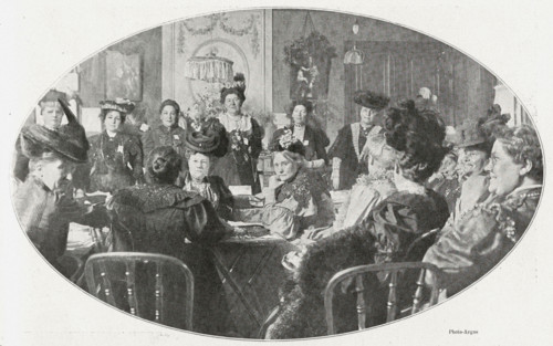A Paris, une séance du Conseil international des femmes, sous la présidence de Lady Aberdeen en 1906.