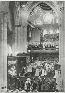 Couronnement du roi Haakon VII et de la reine Maud de Norvège dans la cathédrale Trondhjem en 1906.