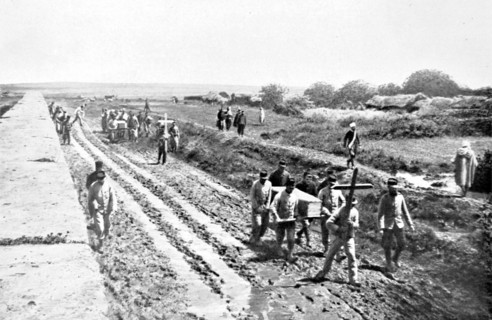 Enterrement de militaires français suite à l'émeute à Dar Debibagh, aux portes de Fez au Maroc, en avril 1912.
