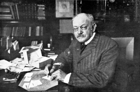 Portrait de Jules Cambon dans son cabinet de travail à Paris, en 1911.
