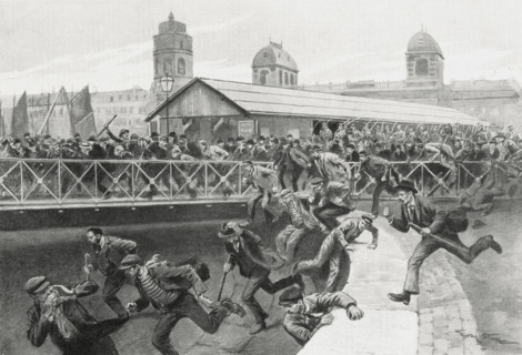 Les émeutiers s'enfuient par le pont tournant d'une des écluses du port, suite à une charge de cavalerie pendant les manifestations de grévistes, le 23 octobre 1902 à Dunkerque.