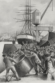 Les émeutiers jetant à l'eau les wagons à charbon et les bennes des grues, pendant les manifestations de grévistes à Dunkerque, le 23 octobre 1902.