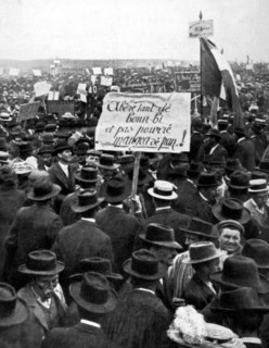 Manifestation de cent mille vignerons languedociens au Champ-de-Mars de Béziers, le 12 mai 1907.