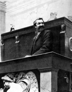 Aristide Briand à la tribune de la Chambre, ripostant aux attaques de Jean Jaurès, le 13 mai 1907.