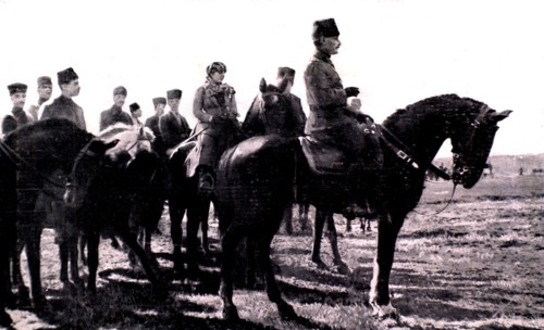 Mme Mustapha Kemal assiste à une revue militaire aux côtés de son mari, en Turquie (1923).