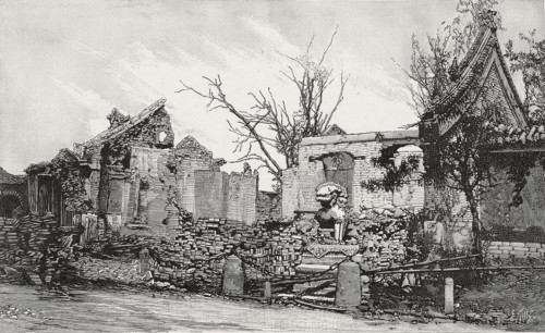 Révolte des Boxers.
La porte d'entrée de la légation française à Pékin, après l'attaque du 15 août 1900.