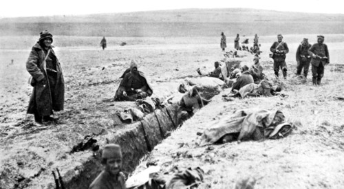 Guerre des Balkans.
Les tranchées creusées dans l'intervalle des gros ouvrages permanents des lignes de Tchayaldja, en Turquie (1912).